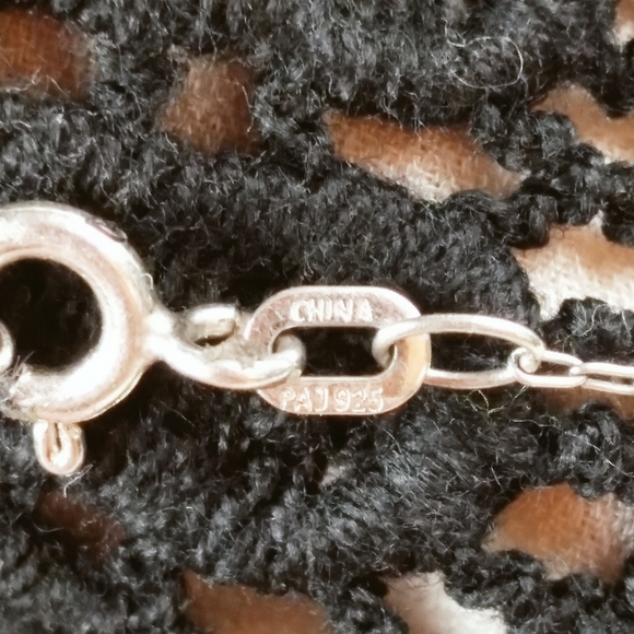 18 inch 925 Silver Chain w Sapphire Pendent .5 x 3/4 inches - Picture 2 of 10